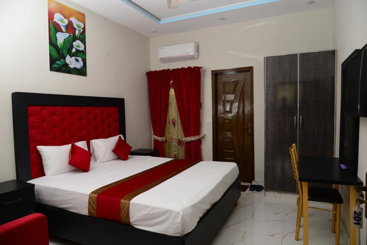 Hotel Deluxe Лахор Екстериор снимка