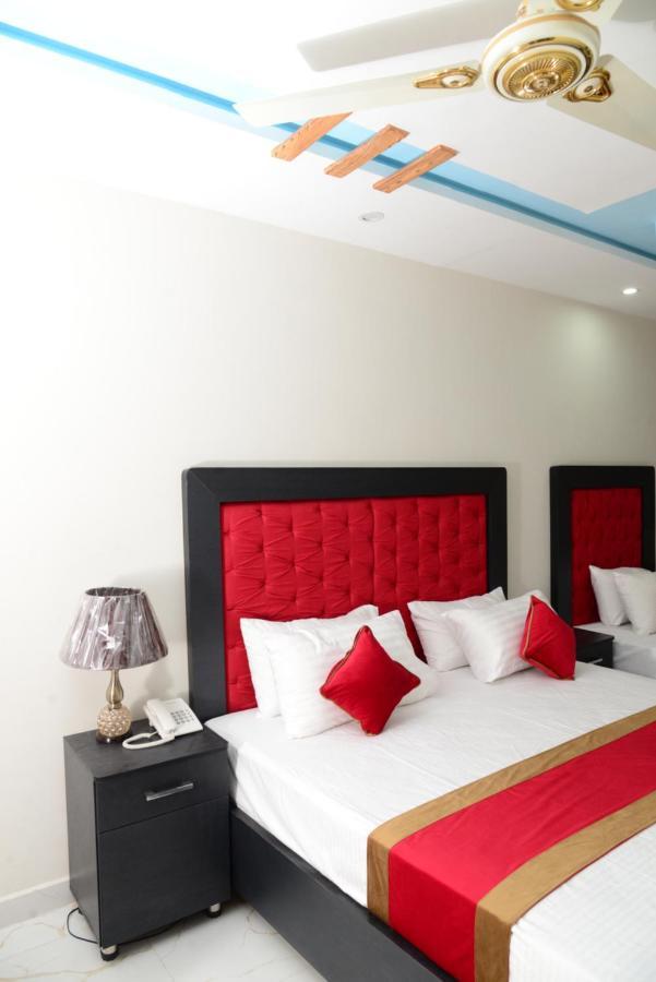 Hotel Deluxe Лахор Екстериор снимка