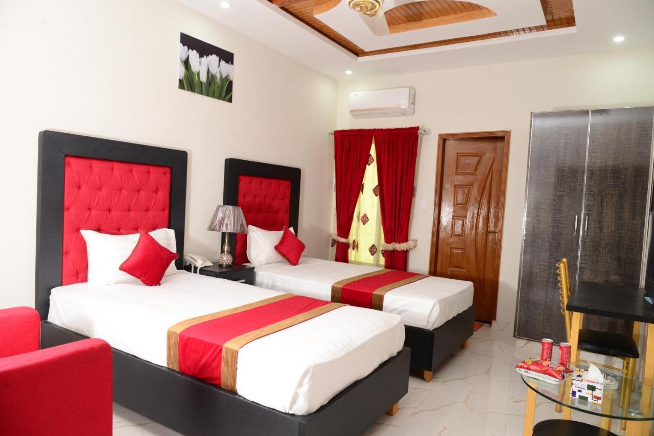 Hotel Deluxe Лахор Екстериор снимка