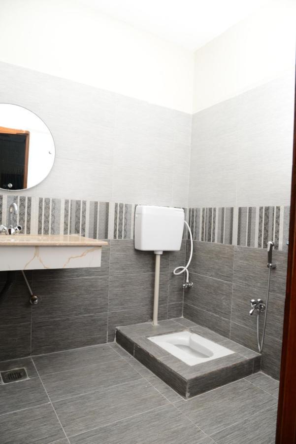 Hotel Deluxe Лахор Екстериор снимка