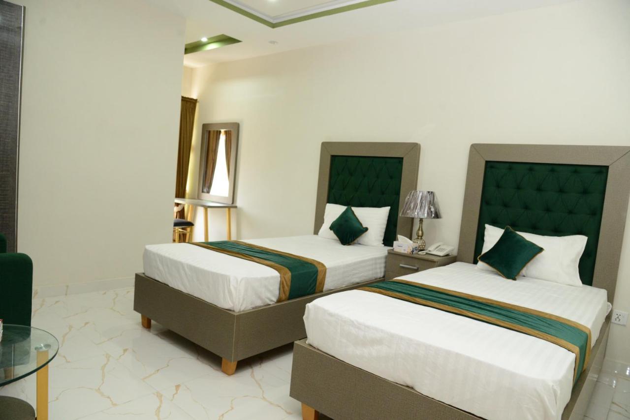 Hotel Deluxe Лахор Екстериор снимка