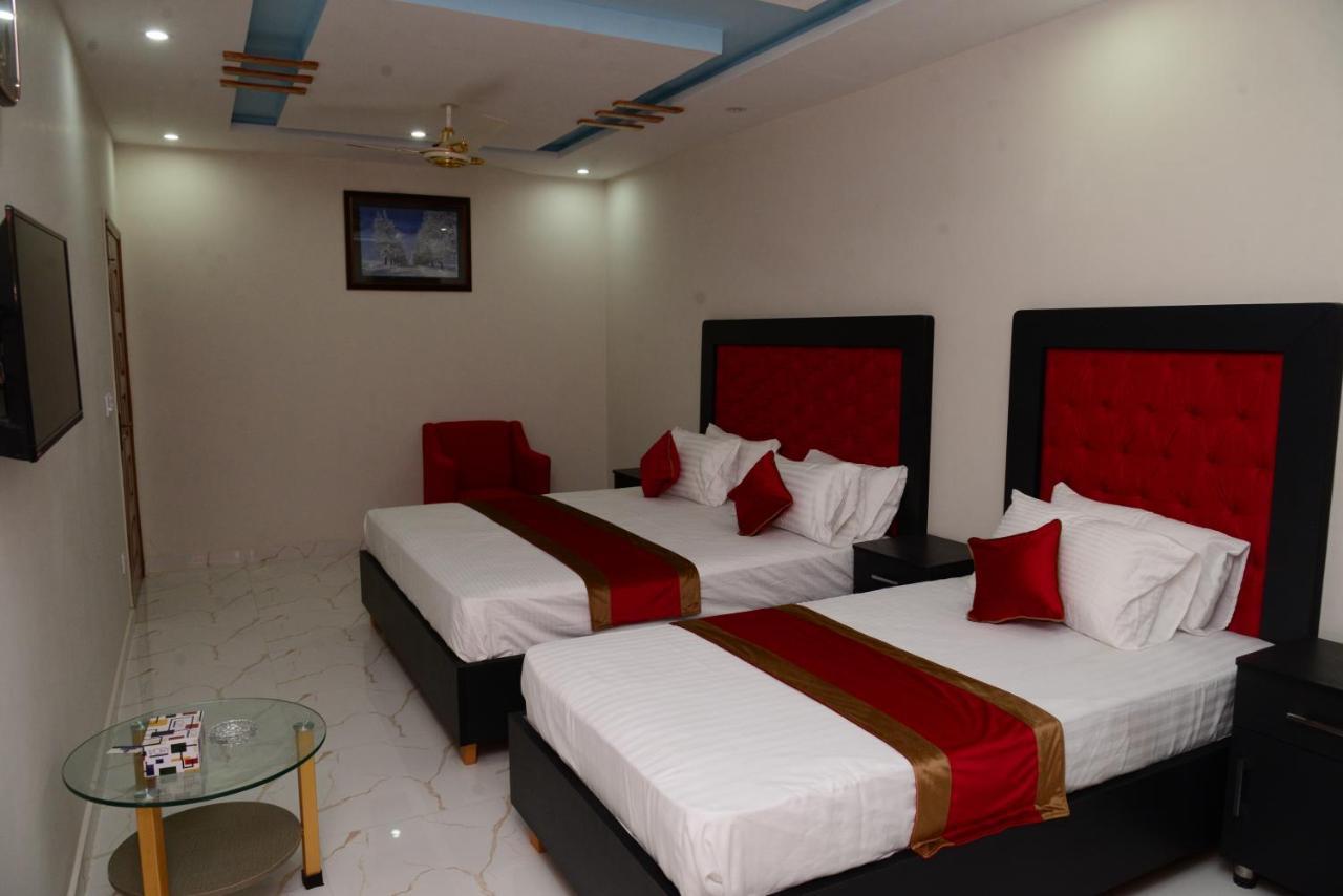 Hotel Deluxe Лахор Екстериор снимка