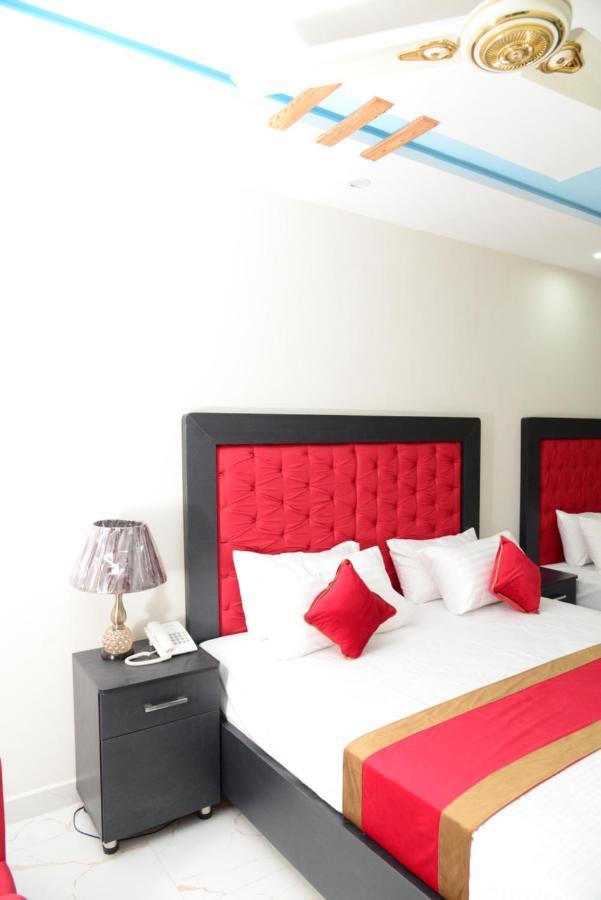 Hotel Deluxe Лахор Екстериор снимка