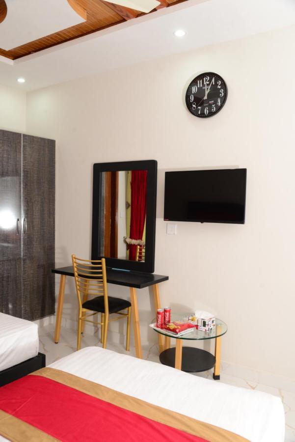 Hotel Deluxe Лахор Екстериор снимка