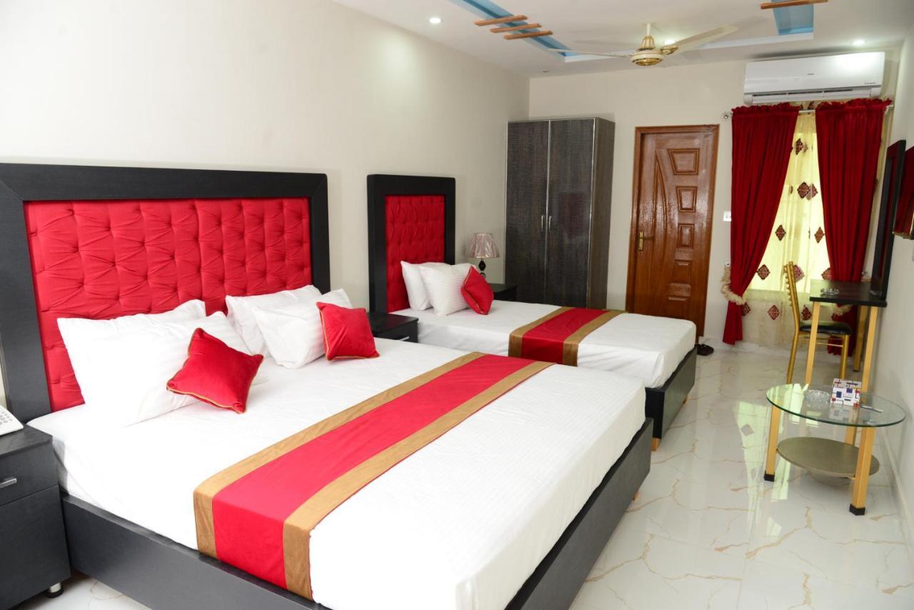 Hotel Deluxe Лахор Екстериор снимка