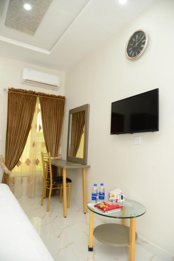 Hotel Deluxe Лахор Екстериор снимка