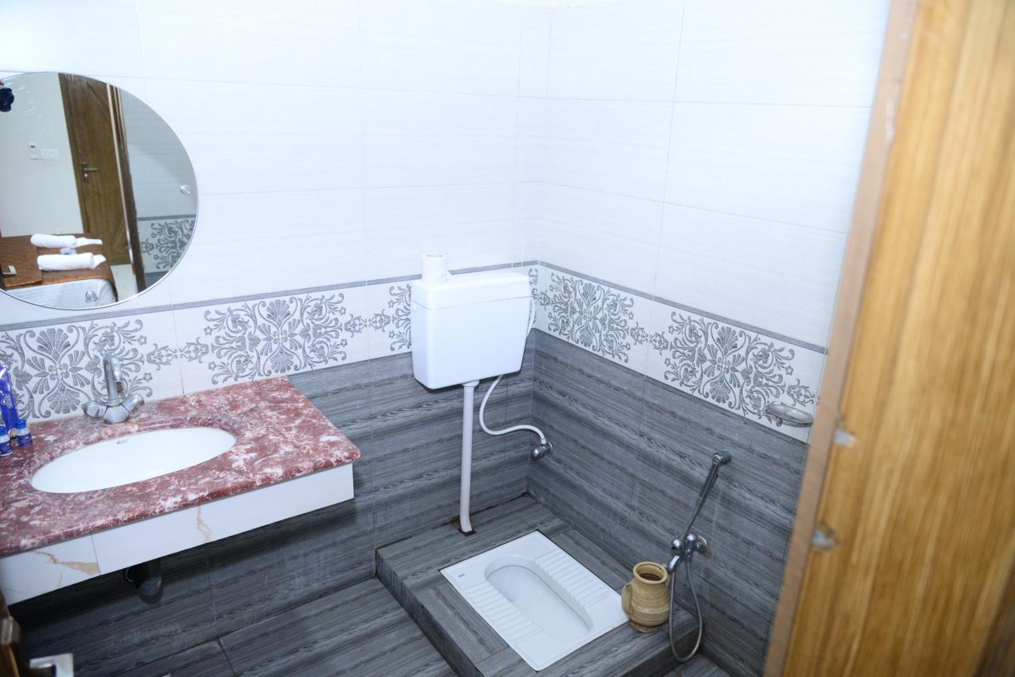 Hotel Deluxe Лахор Екстериор снимка