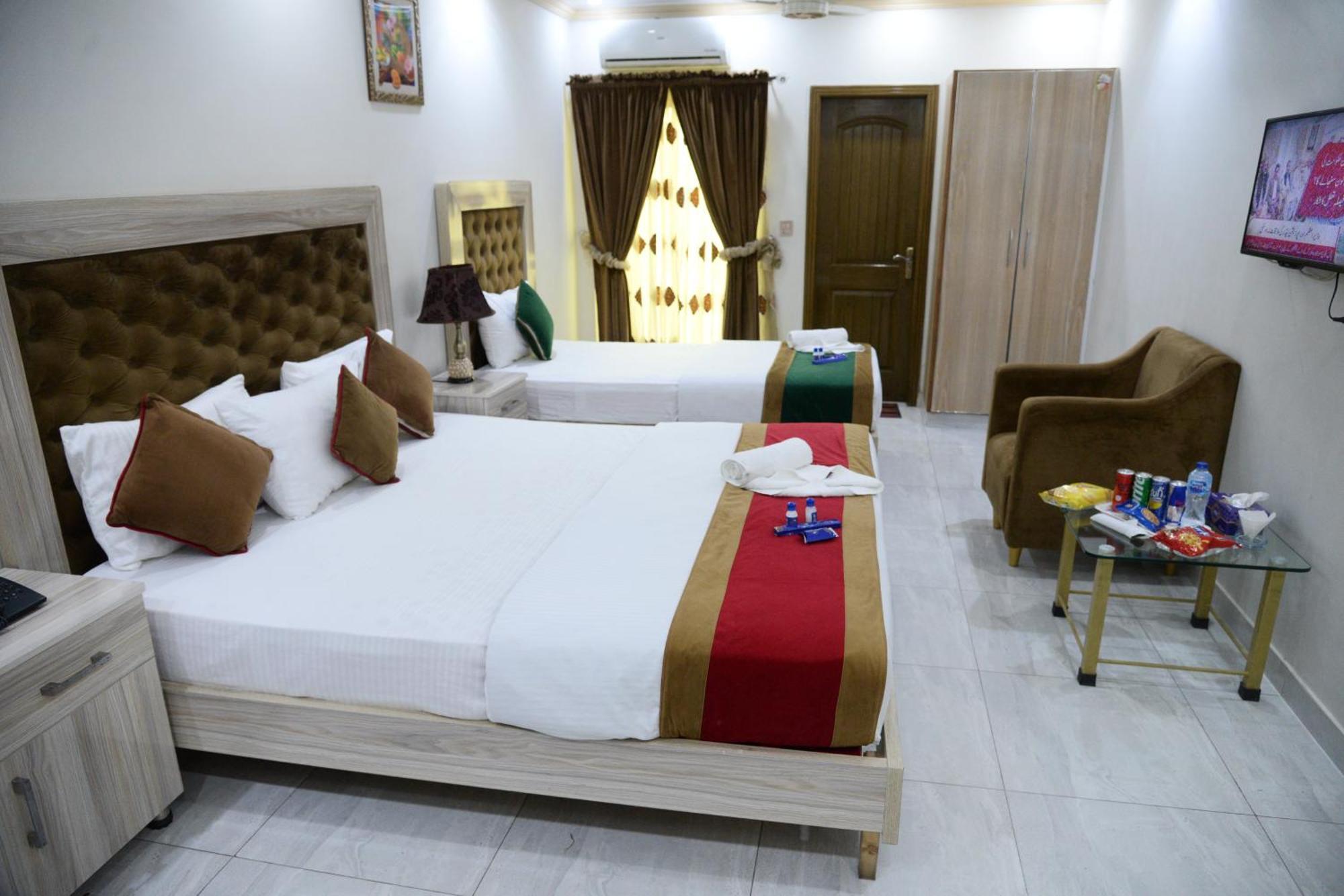 Hotel Deluxe Лахор Екстериор снимка