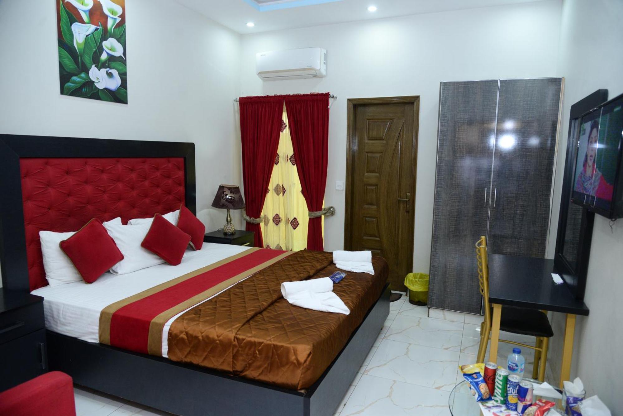 Hotel Deluxe Лахор Екстериор снимка