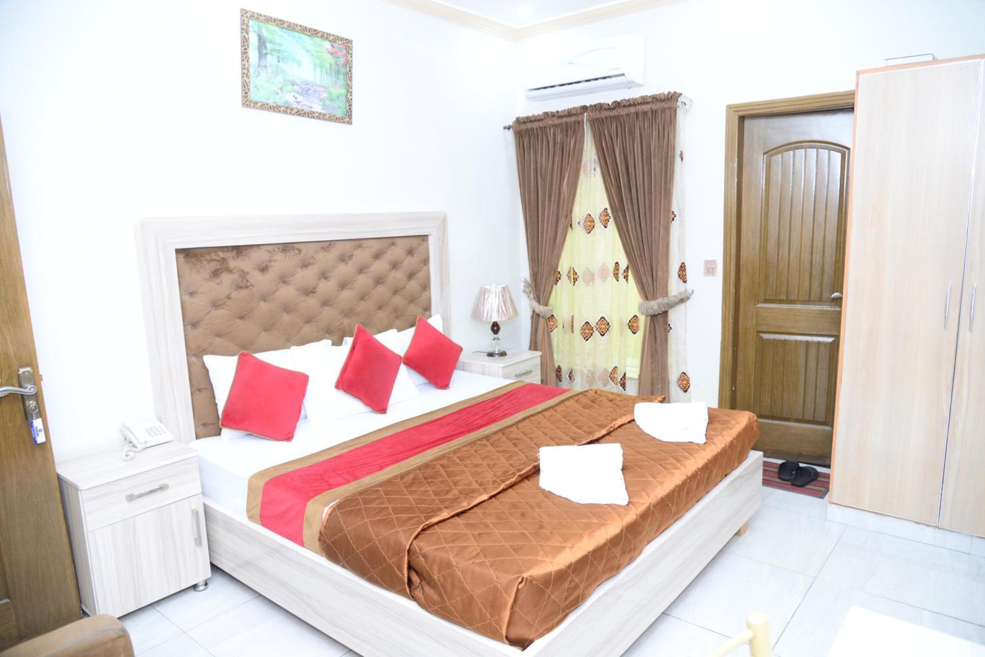 Hotel Deluxe Лахор Екстериор снимка