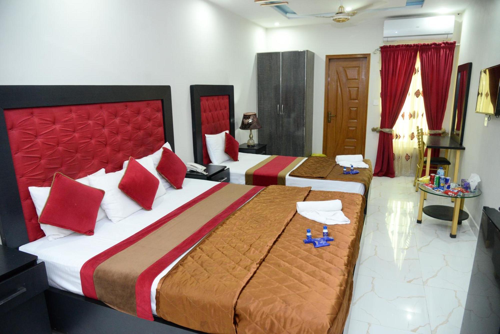 Hotel Deluxe Лахор Екстериор снимка