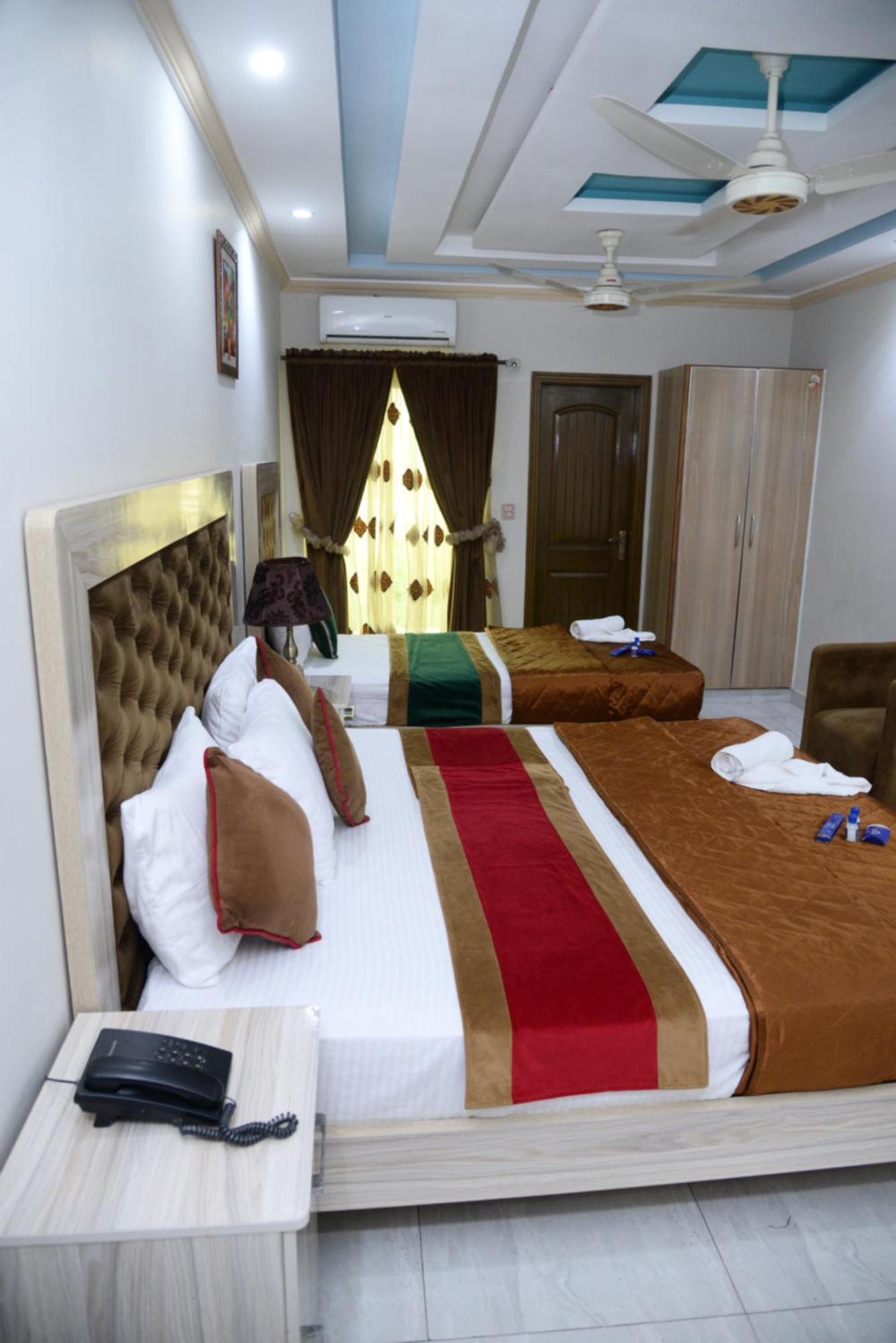 Hotel Deluxe Лахор Екстериор снимка