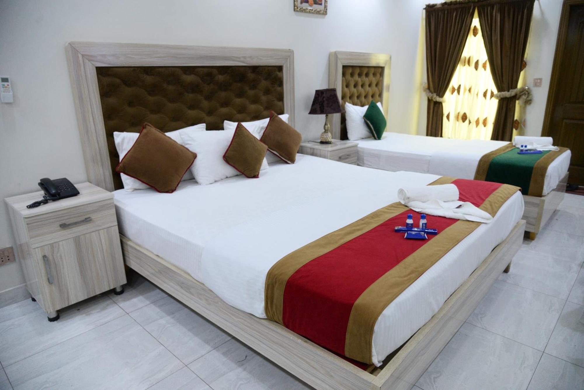 Hotel Deluxe Лахор Екстериор снимка