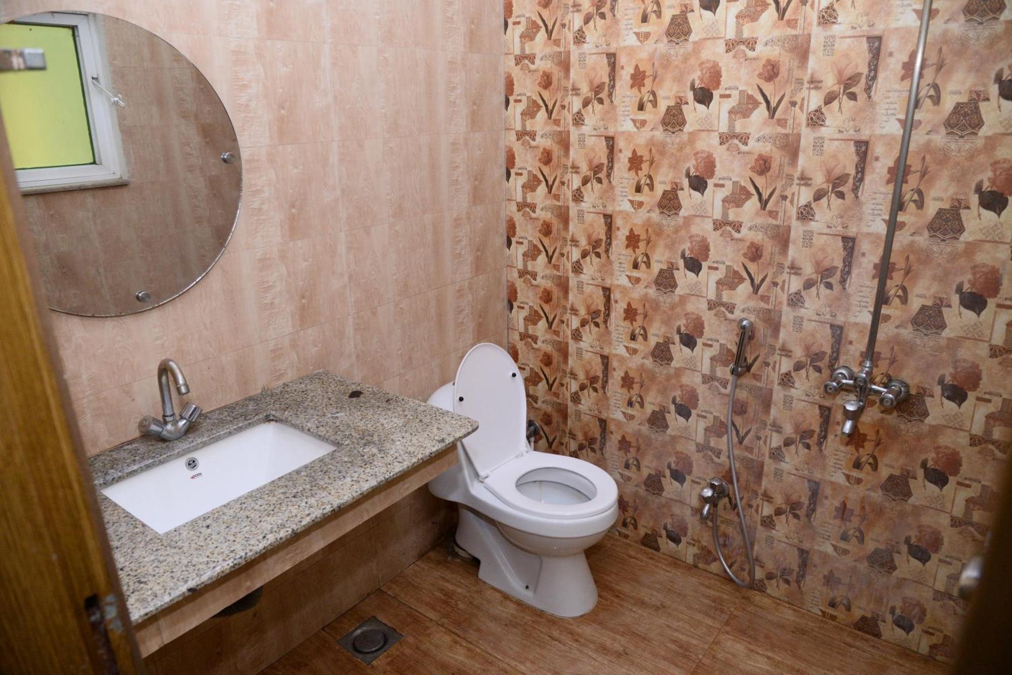 Hotel Deluxe Лахор Екстериор снимка